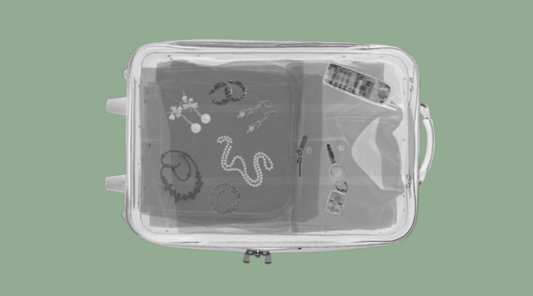 Capa da matéria "Receita Federal confiscou mais de R$3 bi em produtos apreendidos em 2022". Ilustração de mala passando por raio-x de aeroporto com alguns itens evidenciados.