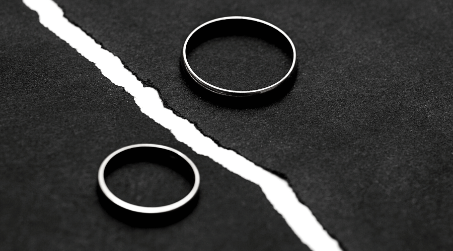 A cada 100 casamentos, Nordeste registra 29 divórcios 1 Capa da matéria "A cada 100 casamentos, Nordeste registra 29 divórcios" publicada originalmente na Agência Tatu. Trata-se de uma ilustração digital de um papel rompido com duas alianças, mas uma esta em cada lado.