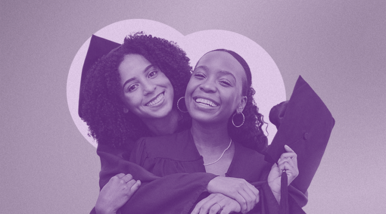 Capa da matéria sobre Mulheres concluintes dos cursos de graduação. Imagem com fundo transparente em tom lilás e duas mulheres negras sorrindo com chapéus de formandas.