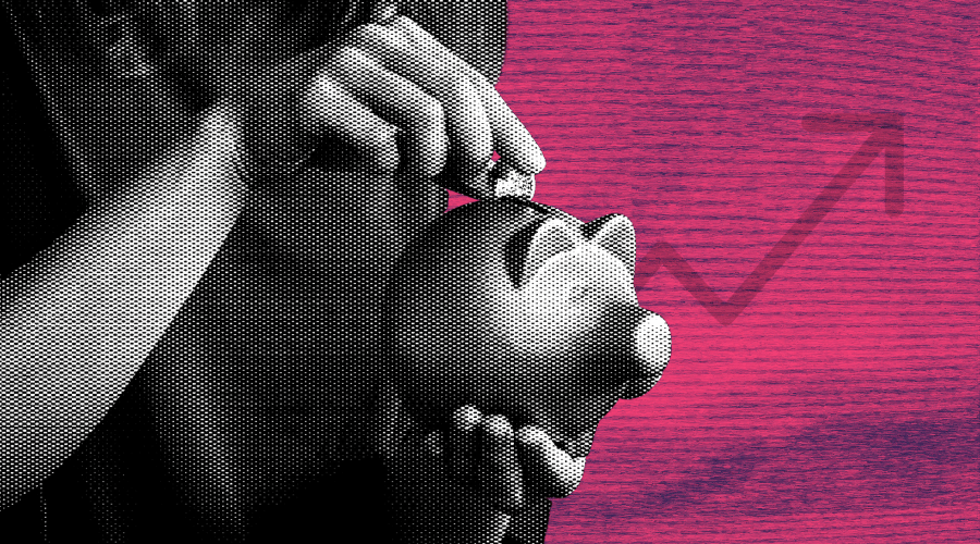Capa da matéria publicada originalmente na Agência Tatu "Mais da metade dos Investimentos do Banco do Nordeste foram em empresas de médio e grande porte em 2023". Imagem digital de pessoa segurando um cofrinho de porco de cerâmica.