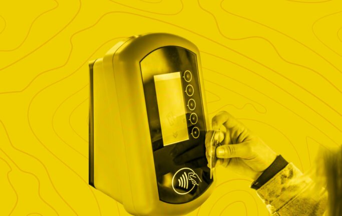 Capa da matéria sobre gratuidade no transporte coletivo no Nordeste - pessoa aproxima cartão de passagem eletrônica de equipamento