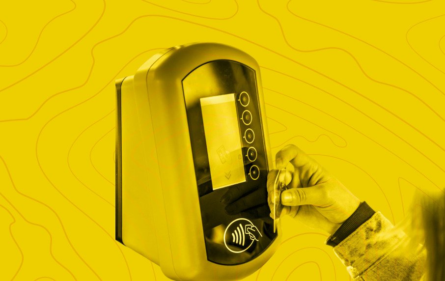 Capa da matéria sobre gratuidade no transporte coletivo no Nordeste - pessoa aproxima cartão de passagem eletrônica de equipamento