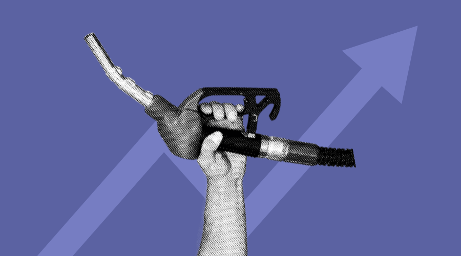 Capa da matéria "Apesar de aumentos, gasolina em Maceió está mais barata que em março do ano passado " publicada originalmente na Agência Tatu. Ilustração digital com uma mão segurnado mangueira de bomba com um gráfico subindo atrás.