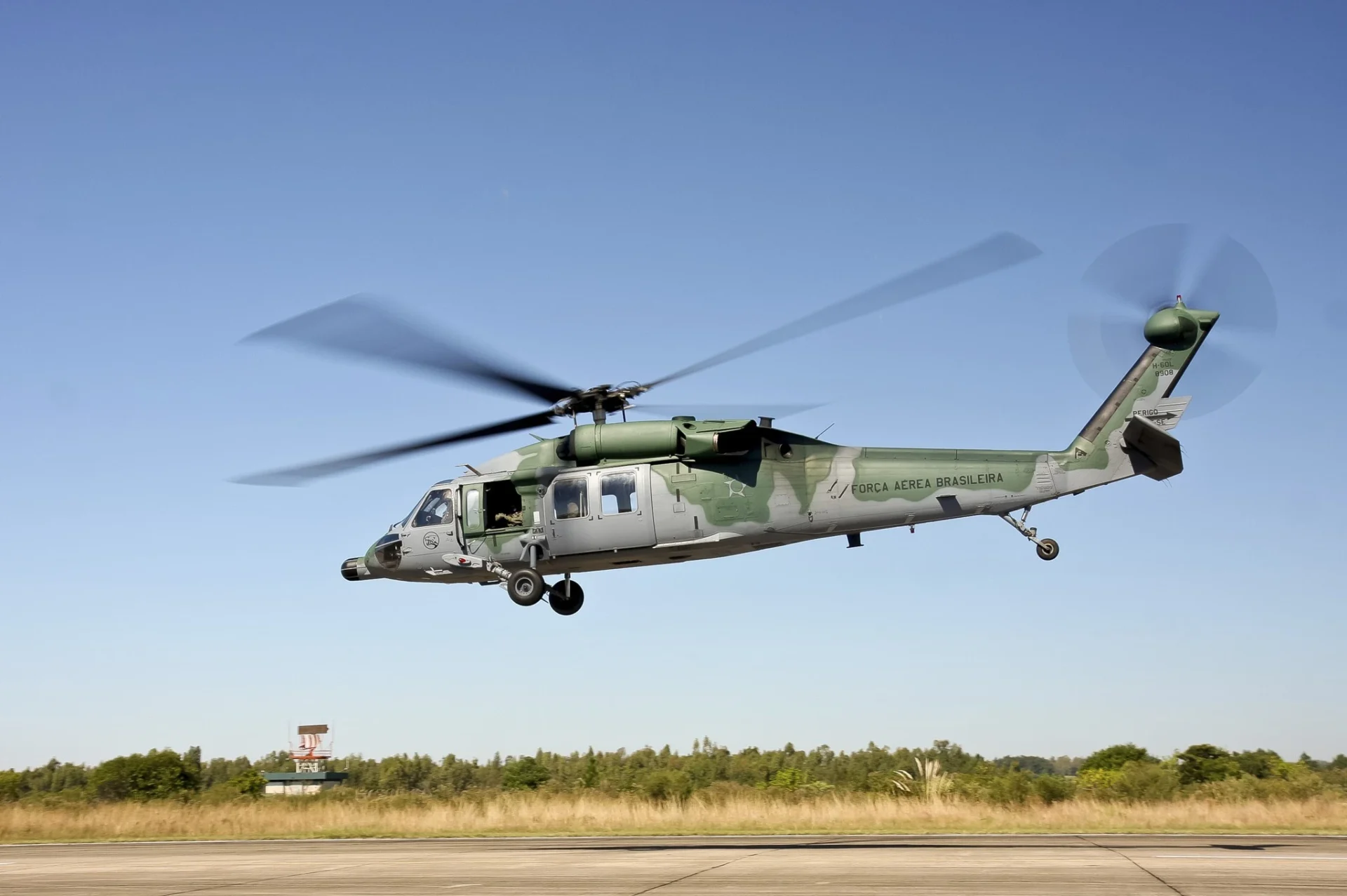 É falso que Exército enviou apenas 3 helicópteros para resgate das vítimas das enchentes no RS 2 helicoptero h 60l black hawk scaled - É falso que Exército enviou apenas 3 helicópteros para resgate das vítimas das enchentes no RS