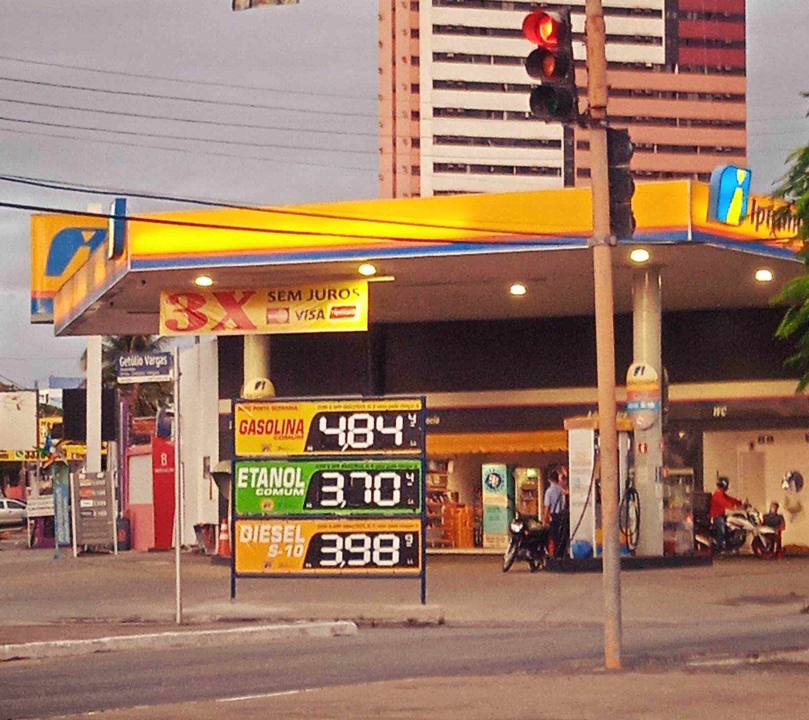 posto murilopolis3 scaled - Para atrair consumidores, postos de gasolina oferecem descontos que não existem